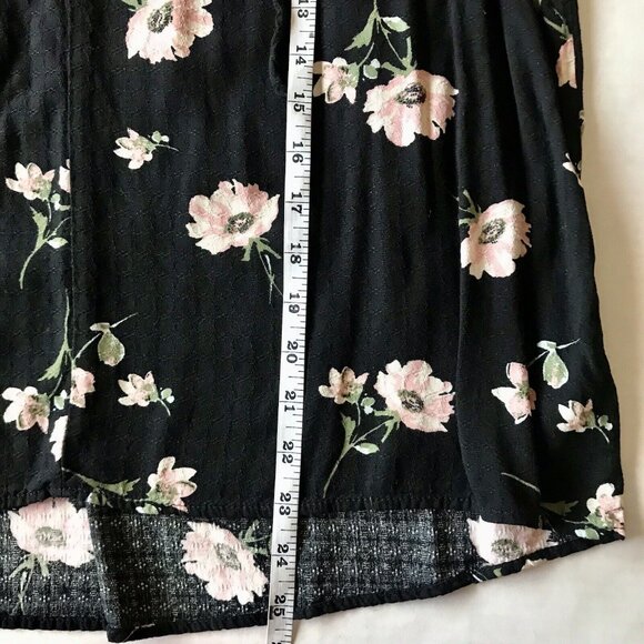 Buffalo David Bitton Size Medium Flutter Sleeve Floral Blouse Top Black Poppy - Picture 10 of 10